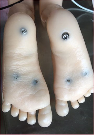 Self-standing feet
